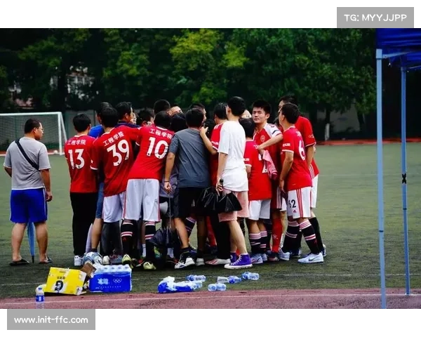 雨战中球衣泥泞不堪，球员技术动作变形